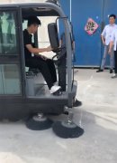 揚(yáng)子全封閉掃地車(chē)，客戶上門(mén)試機(jī)中！