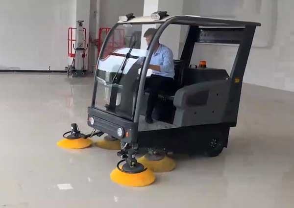 電動(dòng)掃地車(chē)廠家哪家好？?jī)r(jià)格怎么樣